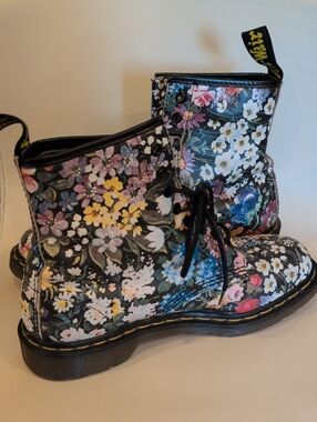 Doc Marten Vintage Floral lace-up Boots - Women's Black - sz 8 / women's 9.5
